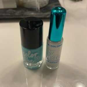 Nail polishes Christmas colors, blue gel and white nail art.